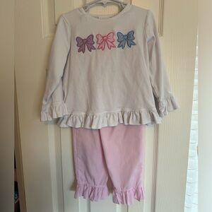 Stitchy Fist set with bow appliqué. Size 5.